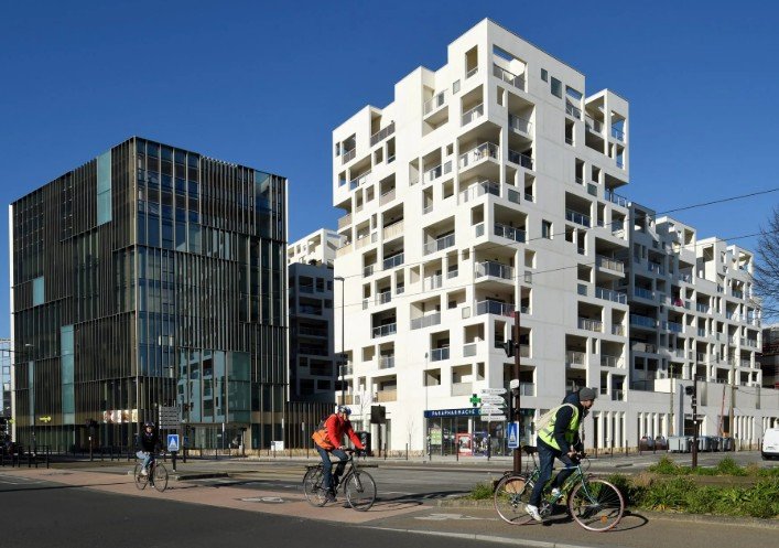 Chasseuse immobilière accompagnant un acheteur international dans le centre de Nantes