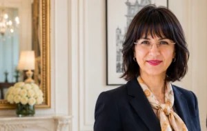 SHOKO chasseuse immobilière à Paris présentant un appartement haussmannien d'exception avec vue sur la tour Eiffel à des acheteurs internationaux