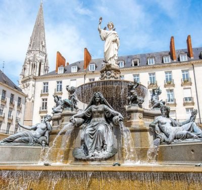 Acheteurs visitant un bien immobilier à Nantes avec leur chasseuse immobilière