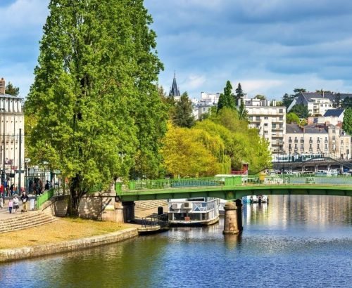 Acheteur international préparant à distance son acquisition immobilière à Nantes