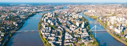 Acheteurs découvrant le patrimoine et la qualité de vie à Nantes avant leur acquisition immobilière