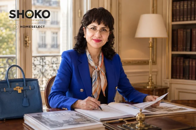 SHOKO explique à un couple belge ou suisse élégant comment choisir entre les arrondissements de Paris lors d'une réunion de conseil privée