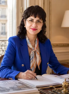 Comment les acheteurs belges, suisses et luxembourgeois choisissent leur arrondissement à Paris SHOKO explique à un couple belge ou suisse élégant comment choisir entre les arrondissements de Paris lors d'une réunion de conseil privée